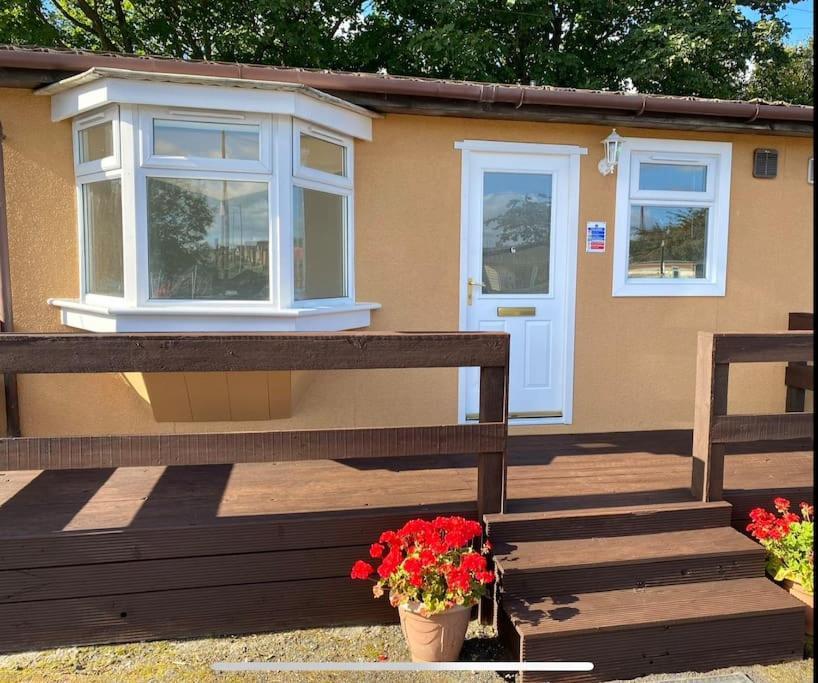 Semi-Detached Chalet - Uddingston, Glasgow Exterior foto